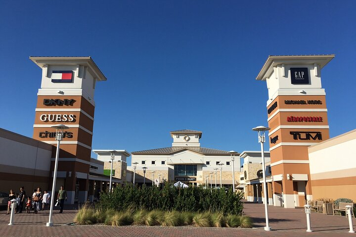 Private Shopping Tour from Dallas Hotels to Grand Prairie Outlets - Photo 1 of 7